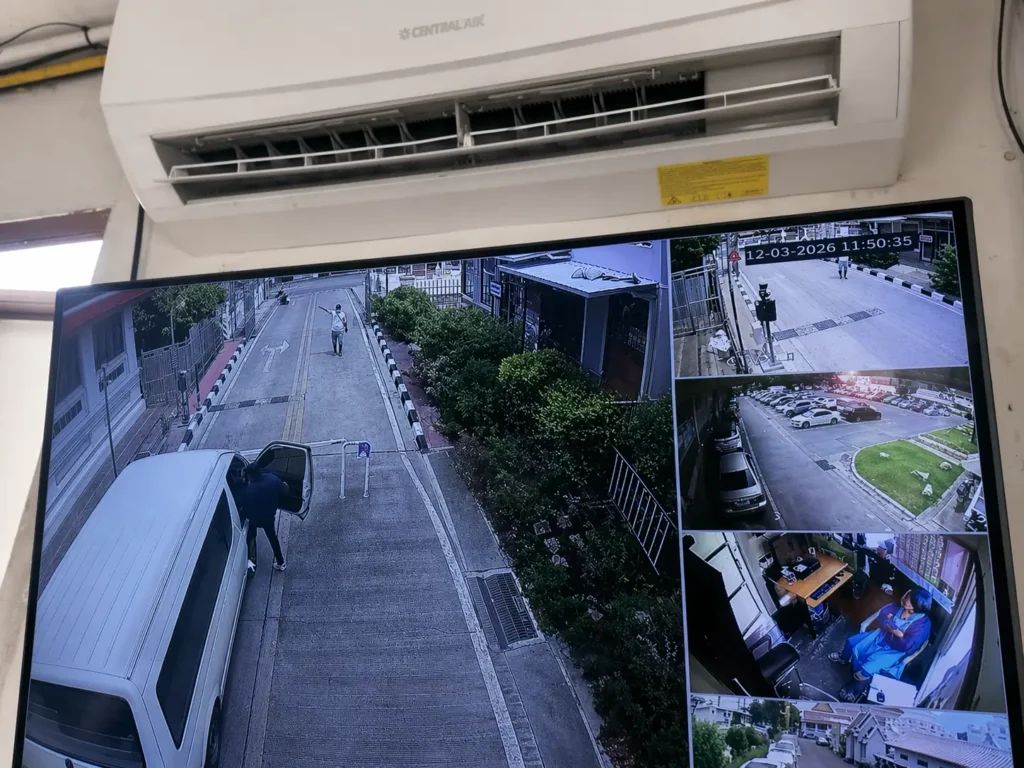 หน้าจอแสดงภาพกล้องวงจรปิด CCTV ครอบคลุมพื้นที่ลานจอดรถภายในวัด