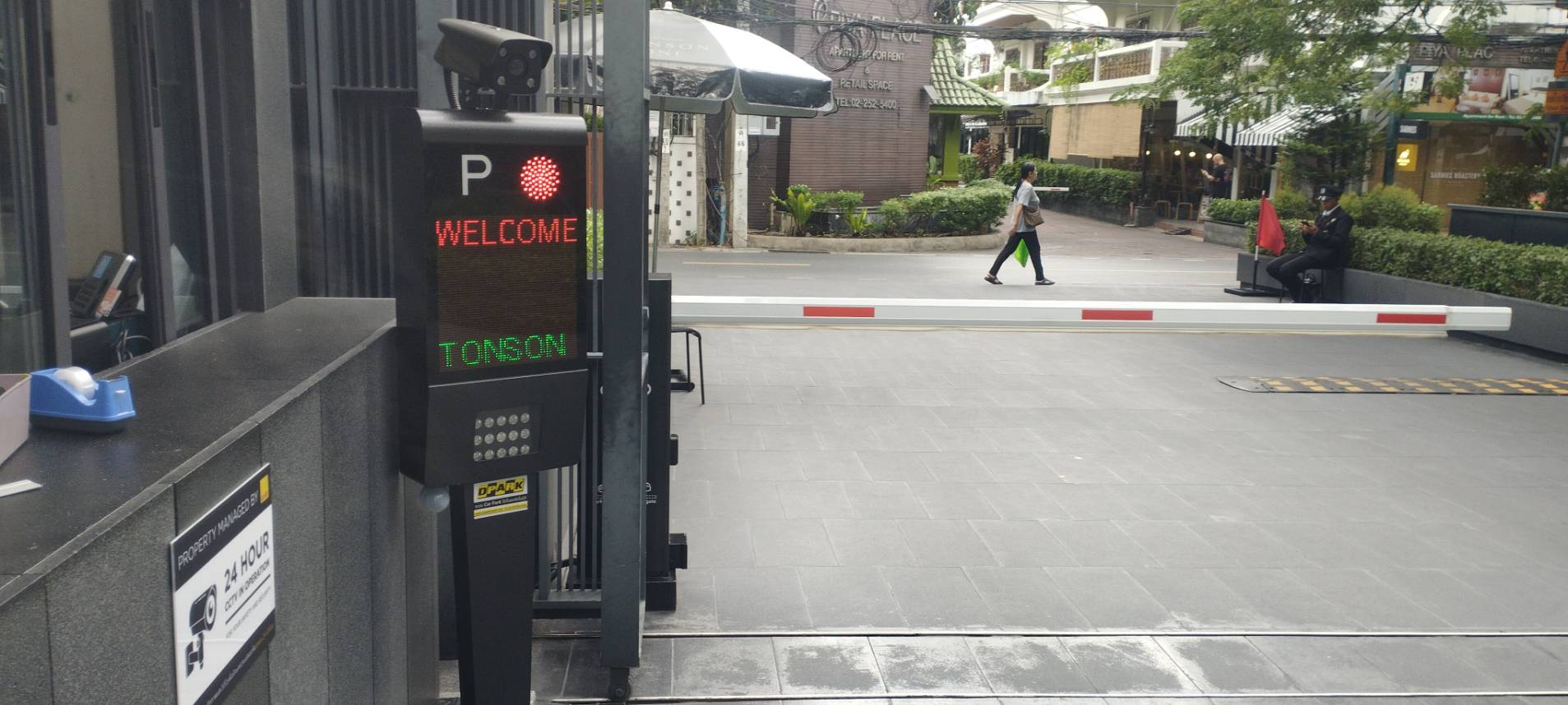 กล้อง Hikvision DS-TCG406-E(S) ติดตั้งจริงหน้าทางเข้าอาคารที่พักอาศัย พร้อมไม้กั้นรถ DPARK