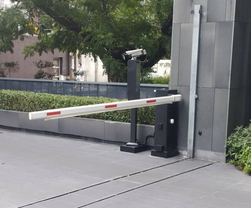 กล้อง Hikvision DS-TCG406-E(S) ติดตั้งบนเสาหน้าไม้กั้นรถ มุมใกล้